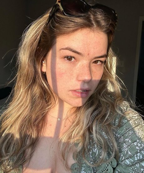 Liz Equals ASMR pornographic model pics