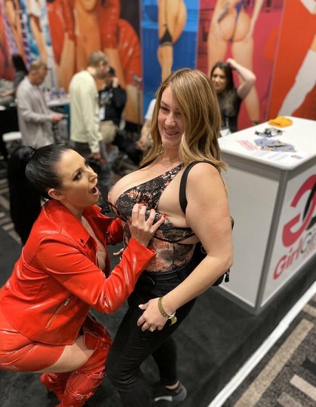 LeeAnne naked model photo