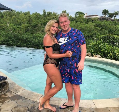 Sensi Lowe beautiful star photos