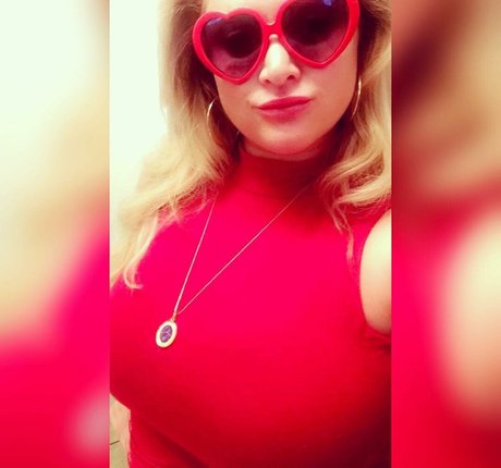 BlondiePomie hot model image