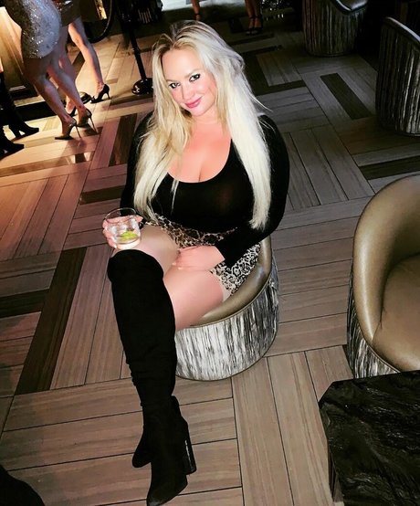 BlondiePomie sexy model pictures