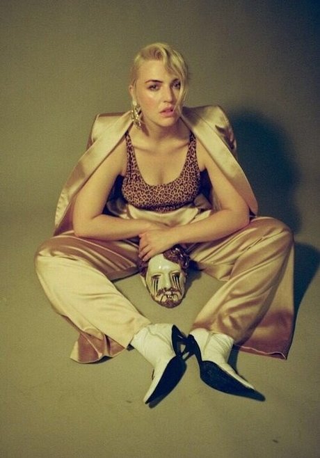 Self Esteem star sexy pics