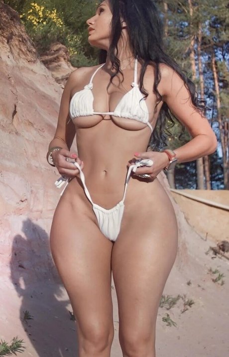 Carinha white hot model photos