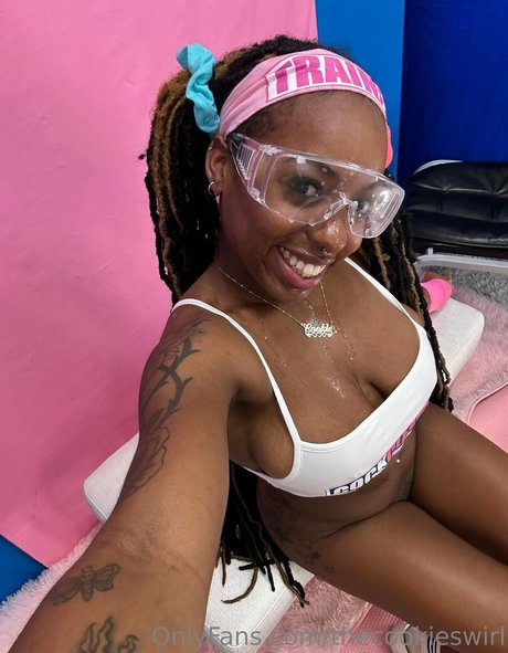 thecookieswirl erotic star picture