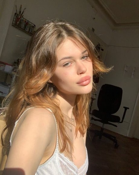 Ariane Ganz naked actress pics