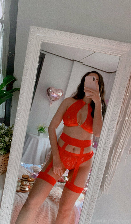 Nachpatcharawee Arjsalee model hot pics