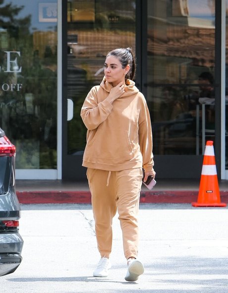 Mila Kunis pornstar hot image