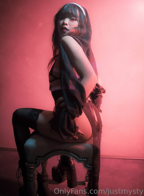 justmysty model hd pics