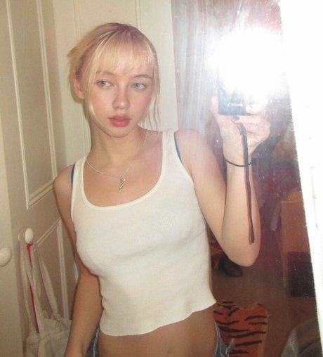 Lola Clark pornstar nude archive