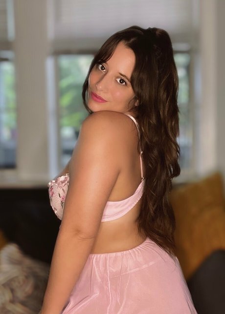 luckywithlola erotic model img