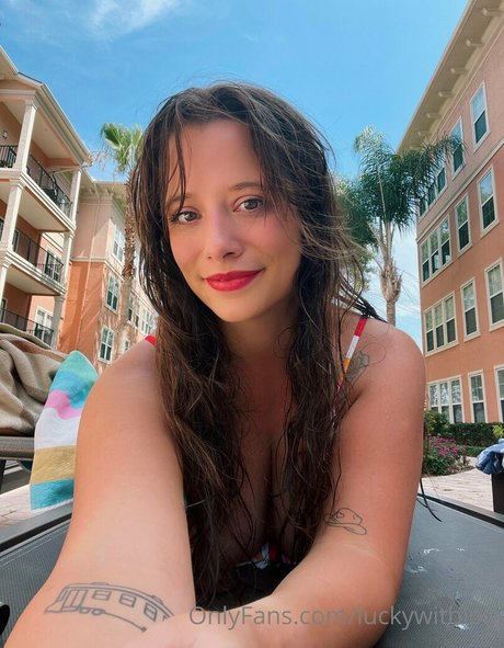 luckywithlola adult model image