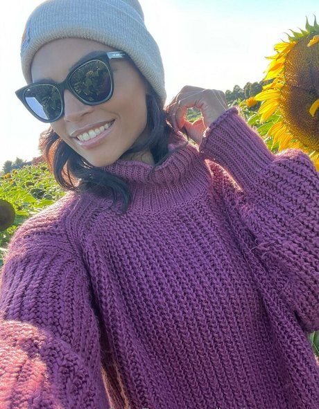 bad mmama nudes model image