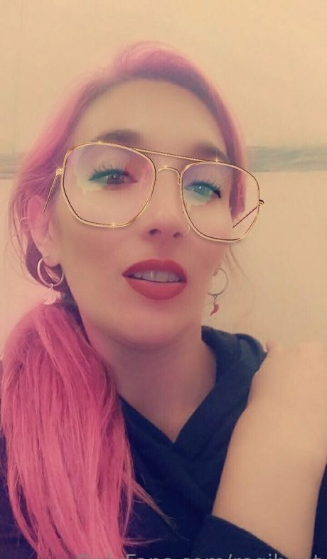 regihoot model photo