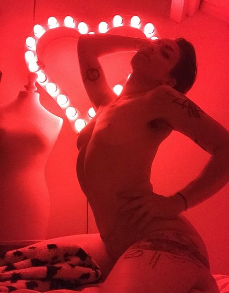 lolobrow nudes model img