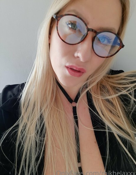 mikhelaxxx perfect model img