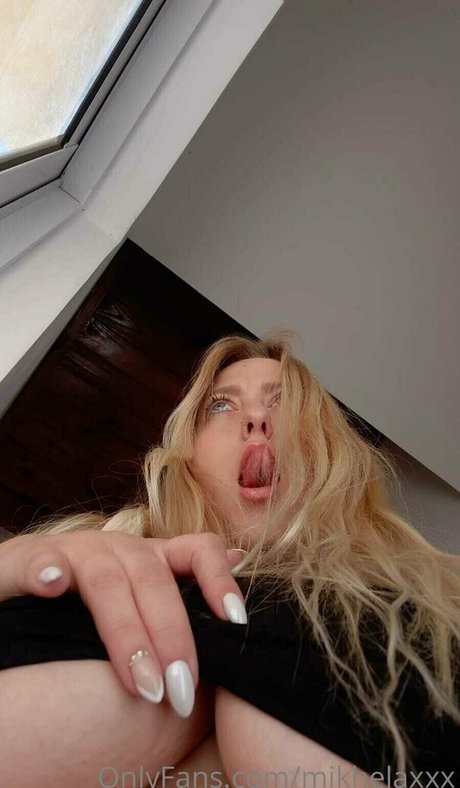 mikhelaxxx model beautiful pic