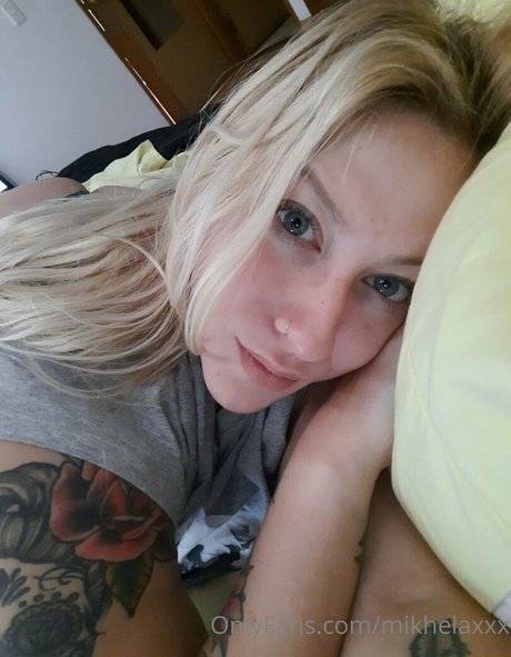 mikhelaxxx top model photo