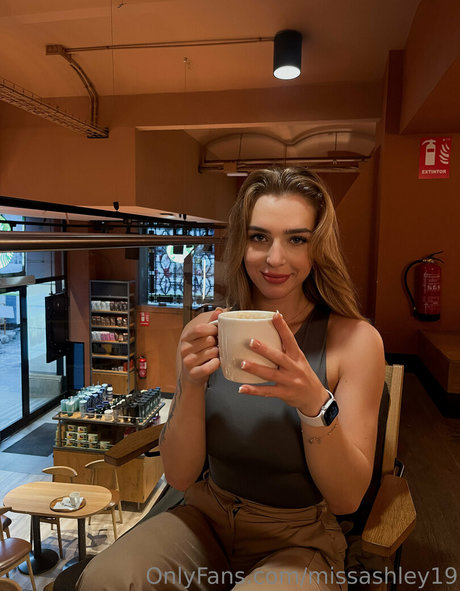 missashley19 hot model pic