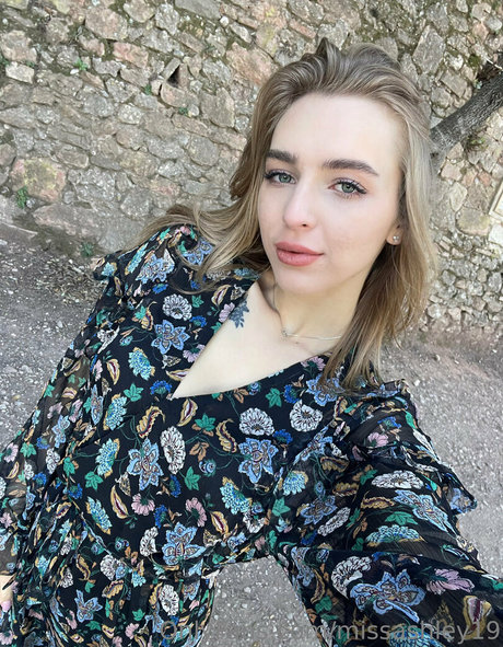 missashley19 pretty model img