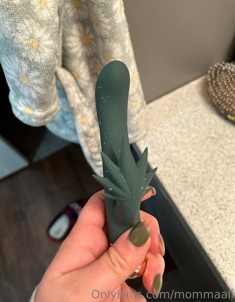 mommaali adult model photo