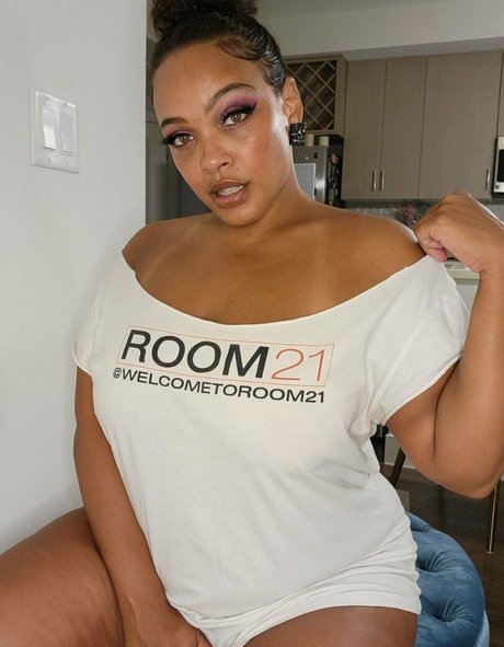 yettajobrown sexy model pics