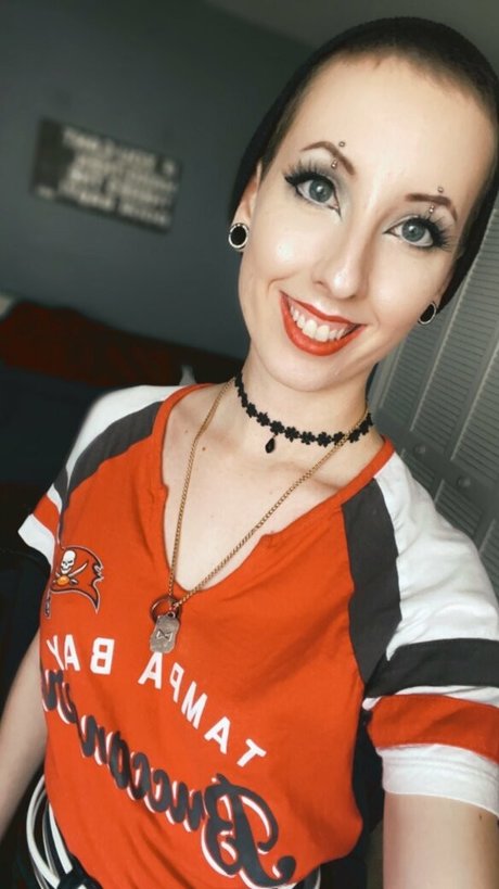 Alieninara art star photo