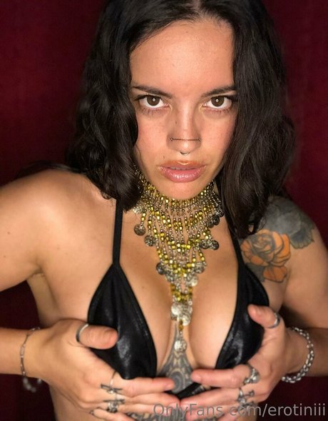 erotiniii adult model img