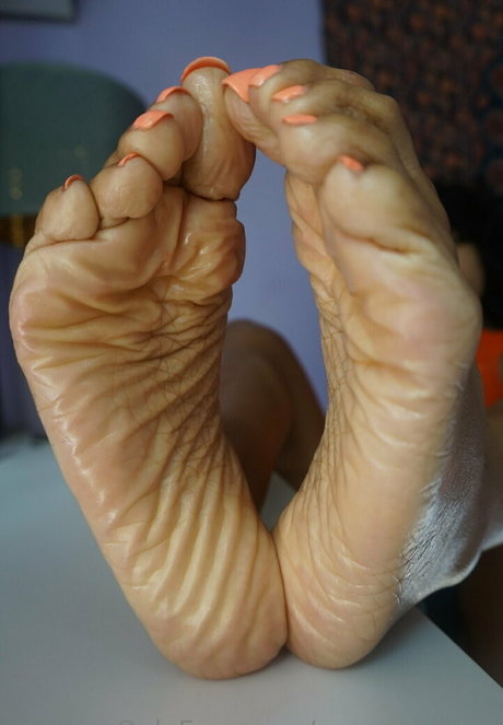 essencesoles nudes model picture