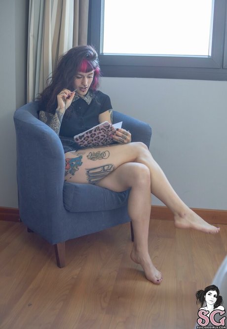 Mollymoon model pretty pic