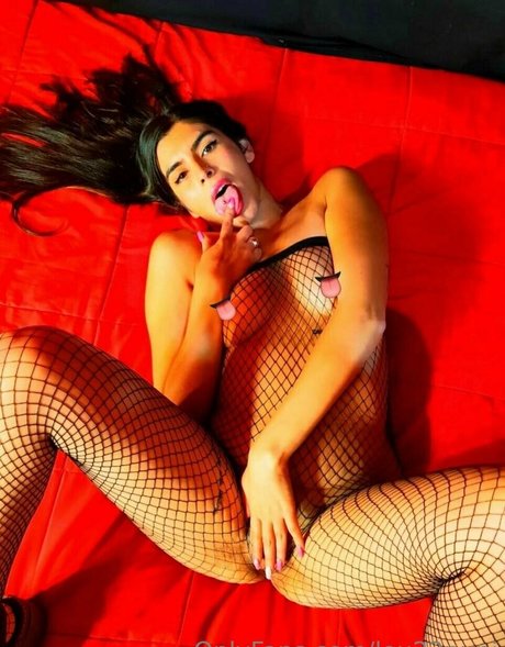 lou22pupi naked model picture