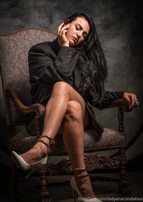 ladyanacondahoa nice model image