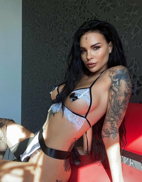 sunny free model naked photo