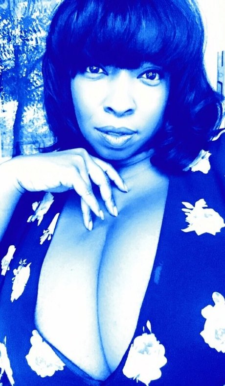 vanessablue model naked picture