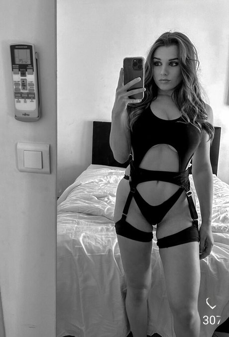 Weenzly model free photos