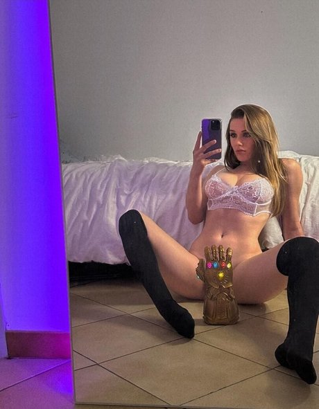 Weenzly pretty model gallery