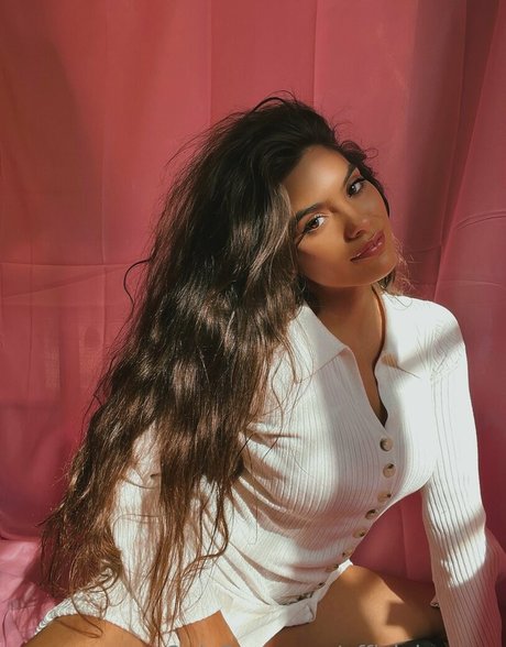 Serena Muniz model xxx photo