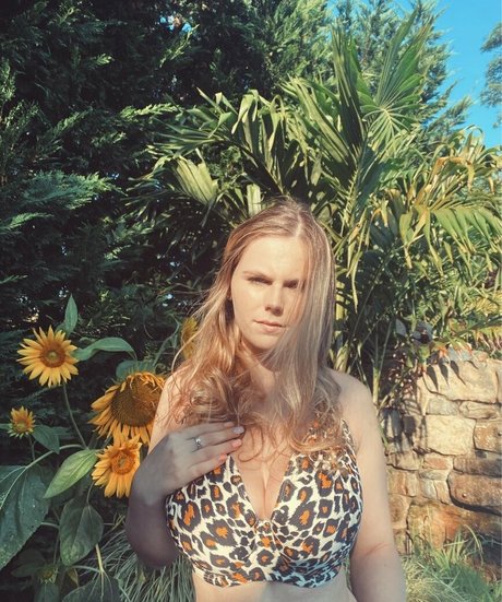 Emily V star sexy pics