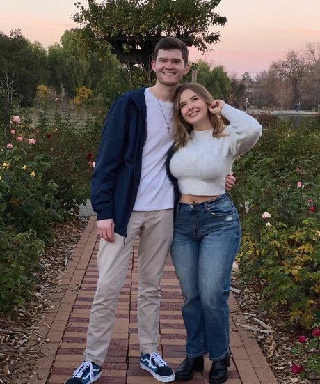 Haley E hot actress img