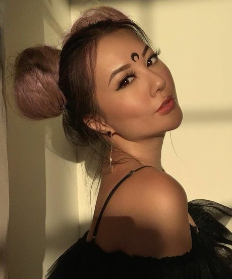 Gina Darling naked model pic