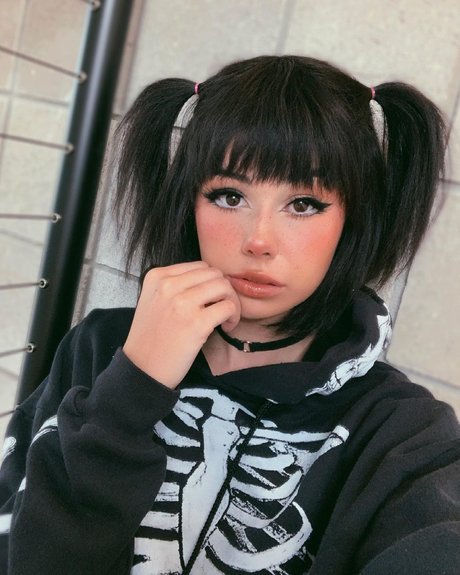 Nikki Barlowe nude model pic