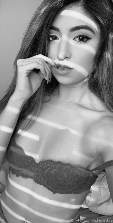 AdrianaSkye beautiful actress img