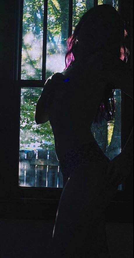 LivPixie naked model img