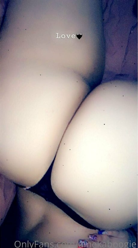 ainekaboogie nude model img