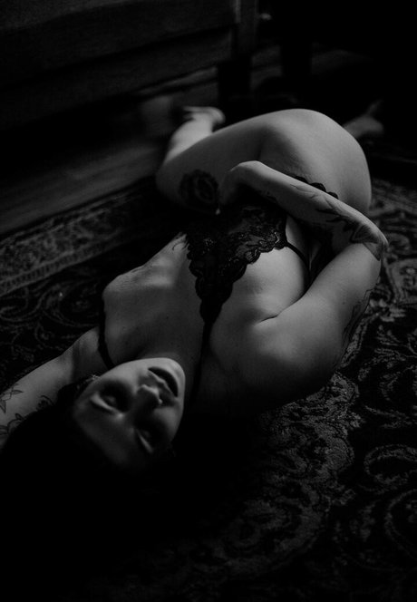 Thatsoraven95 pornographic star image