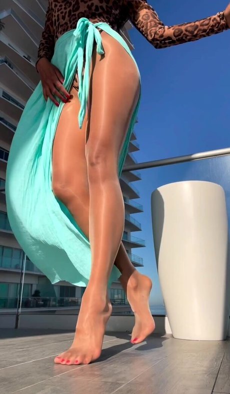 Simone Honey model top pictures