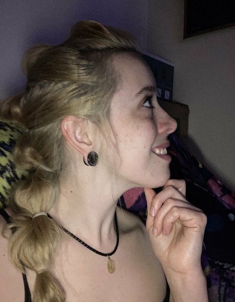 Scarlet Moon model erotic photo