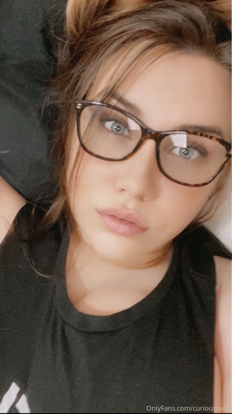 Curioussxox pornographic model photo