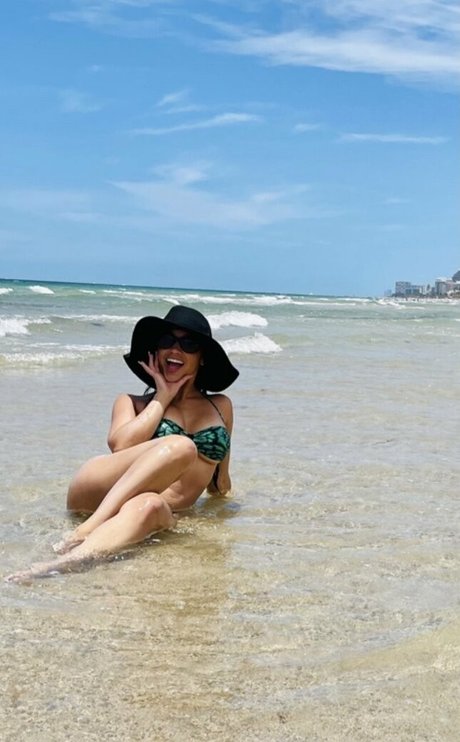 Abella Anderson hd actress picture