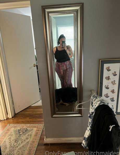 Glitchmaiden beautiful model pictures