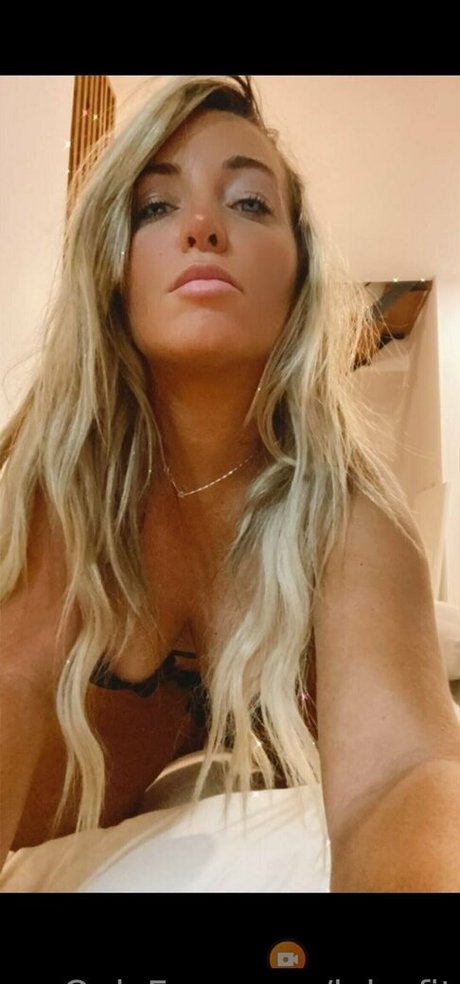 lola fit sexy star image